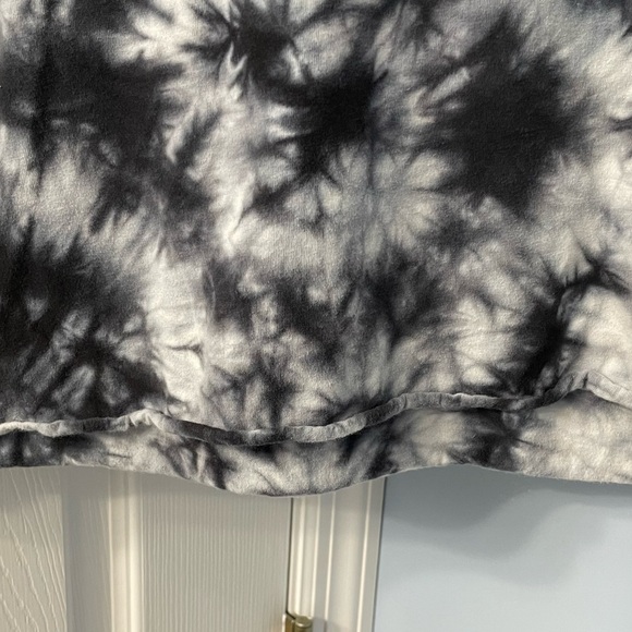 Vans GUC Women’s Tie-Dye Boxy Cropped Crewneck - Picture 5 of 8